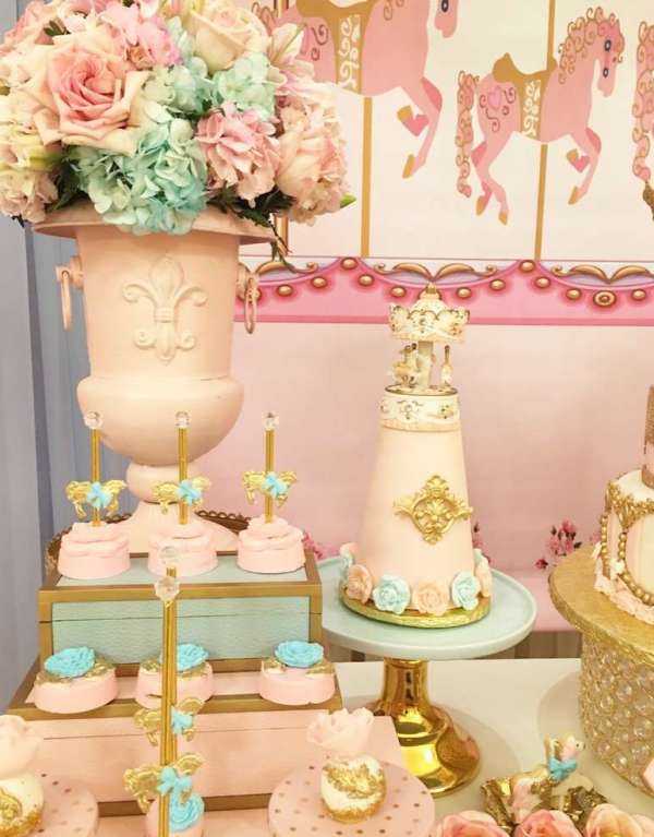 Charming-Carousel-Birthday-Party-Flowers