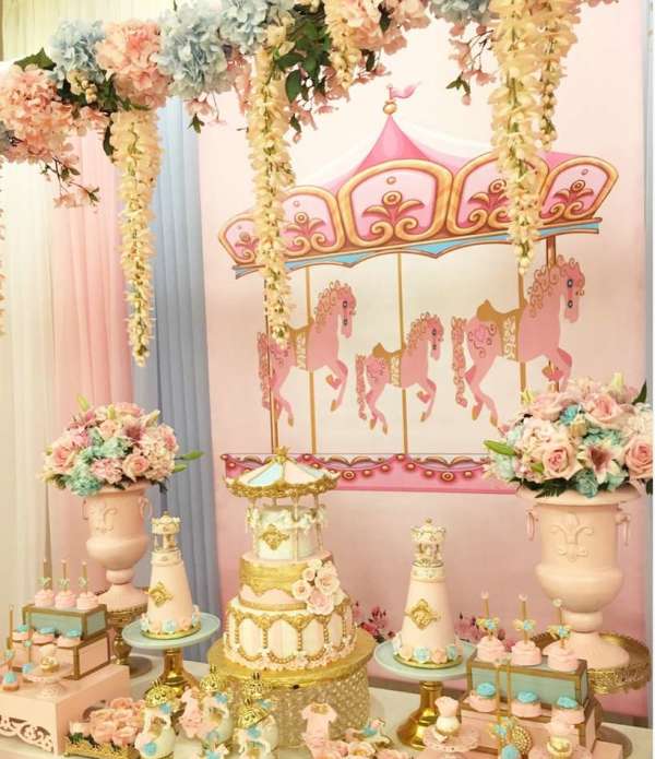 Charming-Carousel-Birthday-Party-Garland